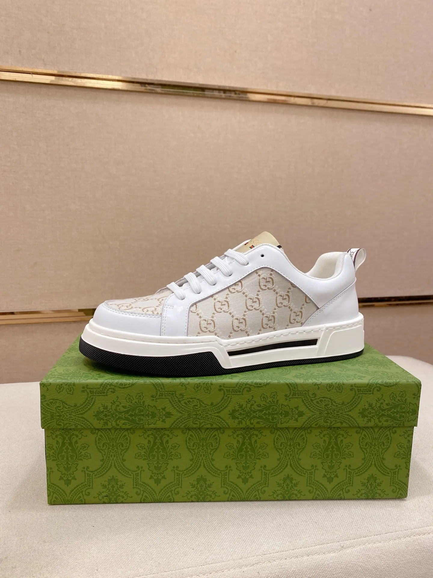 Men's shoes 💰 420 💰 High-quality new GUCCI counters are launched simultaneously. The new men's shoes, 😘fabrics are selected from imported cowhide, and the lining is sheepskin lining. 👍🏿 High-end ☄️ air-cushion molded anti-slip rubber outsole, exquisite lines, simple and elegant, comfortable and high-end for leisure travel. Code number: 38 to 44 (45 can be customized and cannot be returned or exchanged)
